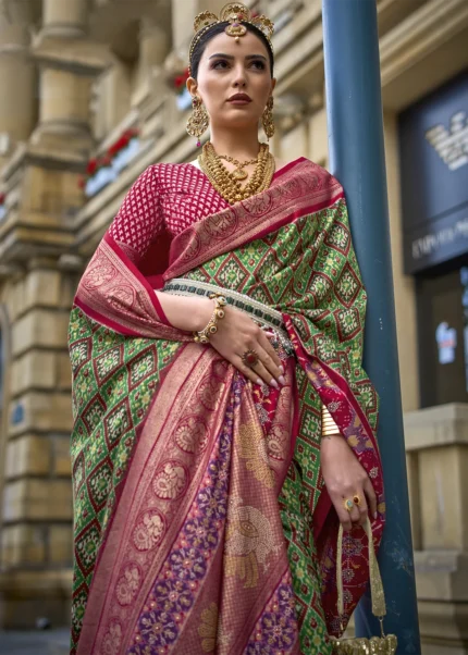 Pink Silk Weaving Banarasi Saree With Tassel – Leemboodi